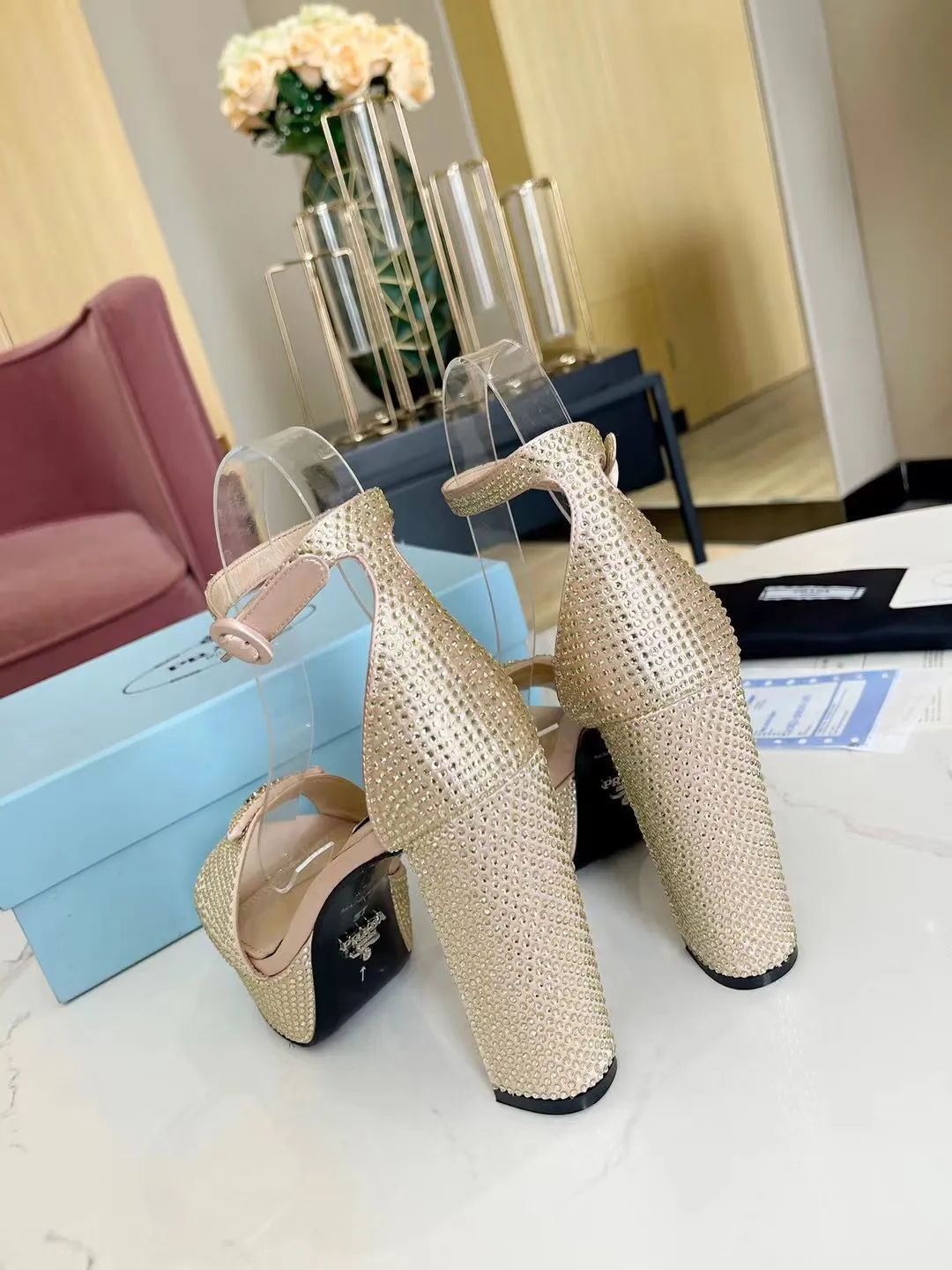 👟👟Ex-factory price 600👟👟 (imitation leather bottom-20) 👉New arrival👈Remove the original board and make a 1:1 replica‼ ️The highest version ✅ Prada's early spring catwalk hot style 😘The latest spring model Thick heel water platform rhinestone series (genuine leather outsole) (simulated leather sole) A must-have for goddesses The upper and the feet are super beautiful 👉The upper is made of imported open-edge beaded cowhide, soft and textured, lining + foot pads, imported sheepskin, breathable and comfortable, private model water platform, heel platform 3.5M, heel height 11.5M Code number 35M-39M (34 40 414243 (custom-made, non-refundable and non-exchangeable)